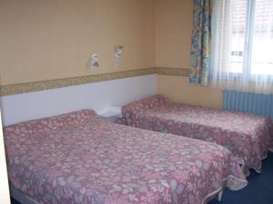 HOTEL DE LA POMME D'OR : Chambre Triple avec Salle de Bains Privative