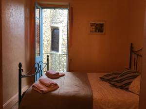 Hebergement Entre l'eglise et la place : photos des chambres