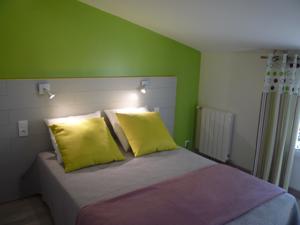 Chambres d'hotes/B&B Sous les pins : Chambre Familiale - Vue sur Jardin