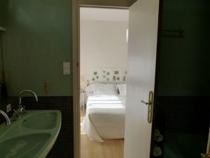 Chambres d'hotes/B&B chambres d'hotes La Maison Haute : Suite Lit King-Size avec Balcon