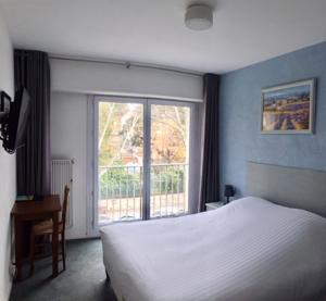 Logis Hotel du Midi : Chambre Double Confort avec Douche et Vue sur la Rue