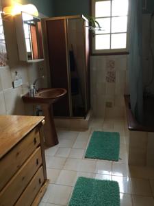 Hebergement Les Hirondelles : Chambre Double avec Salle de Bains Privative