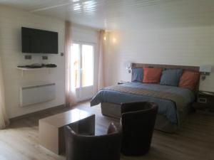 Chambres d'hotes/B&B L'Acacia : Chambre Lit King-Size - Vue sur Montagne