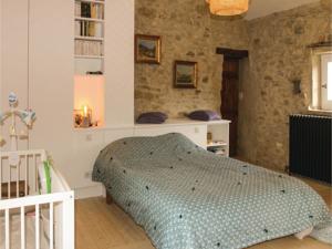 Hebergement Five-Bedroom Holiday Home in La Roche St Secret : photos des chambres