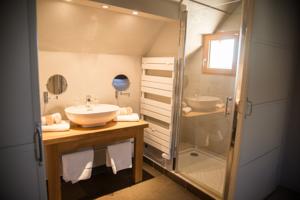 Chambres d'hotes/B&B Aux Caprices d'Aubrac : Chambre Triple - Vue sur Jardin