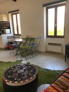 Appartement Charming flat in la Turbie village : photos des chambres