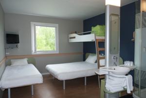 Hotel ibis budget Rodez : Chambre Double avec Lits Superposés (3 Adultes)