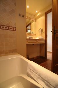 Hotel Hostellerie de la Tour d'Auxois : Chambre Double / Lits Jumeaux Charme