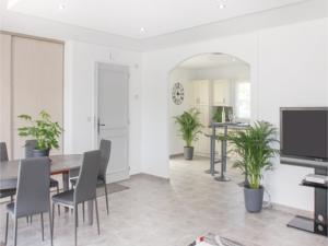 Hebergement Three-Bedroom Holiday Home in Salon de Provence : photos des chambres