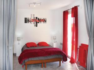 Hebergement Three-Bedroom Holiday Home in Salon de Provence : photos des chambres