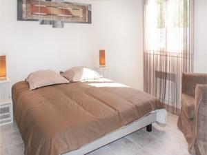 Hebergement Three-Bedroom Holiday Home in Salon de Provence : photos des chambres