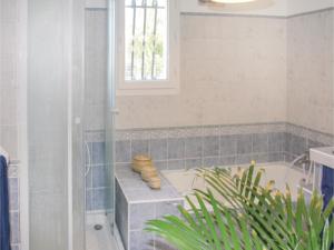 Hebergement Three-Bedroom Holiday Home in Salon de Provence : photos des chambres