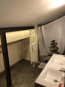 Appartement MAISON 2 APPTS et 1 CHAMBRE - CONCIERGERIE DE L'UZEGE : photos des chambres