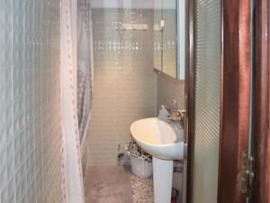 Hebergement One-Bedroom Holiday Home in Pelissanne : photos des chambres