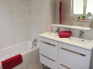 Hebergement Six-Bedroom Holiday Home in Montelimar : photos des chambres