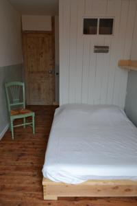 Chambres d'hotes/B&B File dans ta chambre ! : Chambre Quadruple avec Salle de Bains Privative