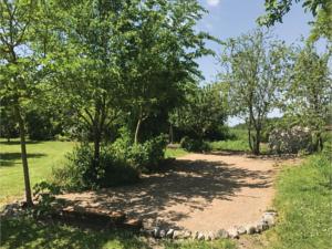 Hebergement Three-Bedroom Holiday Home in Civray s/Esves : photos des chambres