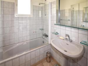Hebergement Four-Bedroom Holiday Home in Valreas : photos des chambres