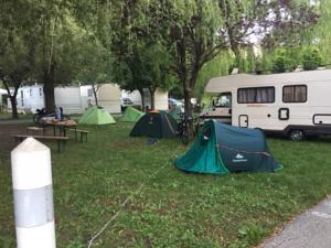 Hebergement camping du lac : Emplacement pour Tente (Tente Non Fournie)