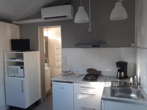 Appartement Joli petit studio tout equipe : photos des chambres