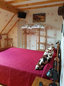 Chambres d'hotes/B&B L'Antre de Broceliande : Chambre Triple avec Salle de Bains Privative Séparée