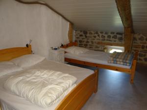 Chambres d'hotes/B&B Gite de Courmarces : Chambre Familiale avec Salle de Bains Commune