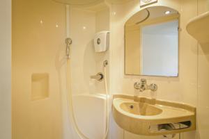 Hotel Premiere Classe Geneve - Aeroport - Prevessin : Chambre Triple - 3 Lits Simples