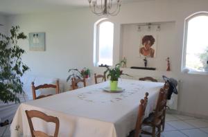 Hebergement Gard-Ardeche Piscine privee et vue sur le rhone, villa de confort. : photos des chambres