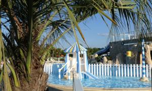Hebergement Mobil-Home Camping 5* piscine a 500 m de la mer : photos des chambres