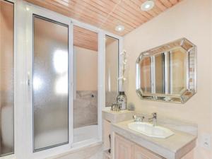 Hebergement Five-Bedroom Holiday Home in Rigarda : photos des chambres