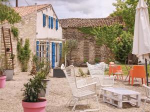 Hebergement One-Bedroom Holiday Home in Fontenille St.Martin : photos des chambres