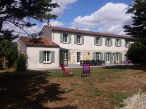 Hebergement Grande maison au calme, piscine, parc arbore : photos des chambres