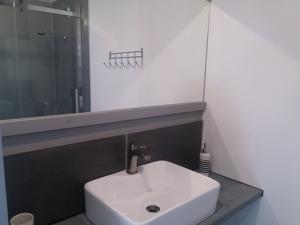 Hebergement Grande maison au calme, piscine, parc arbore : photos des chambres