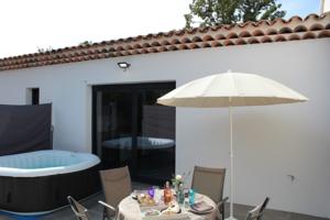 Hebergement La Cigale se prelasse aux Lacs et dans le jacuzzi : photos des chambres