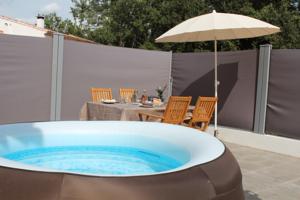 Hebergement La Cigale se prelasse aux Lacs et dans le jacuzzi : photos des chambres