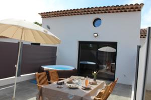 Hebergement La Cigale se prelasse aux Lacs et dans le jacuzzi : photos des chambres