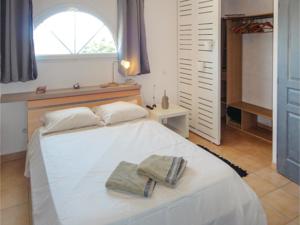 Hebergement Four-Bedroom Holiday Home in Montblanc : photos des chambres
