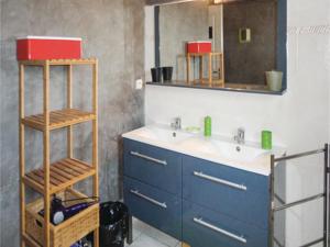 Hebergement Four-Bedroom Holiday Home in Montblanc : photos des chambres
