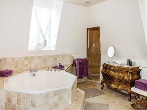 Hebergement Holiday Home Pont Saint Esprit with Fireplace 03 : photos des chambres