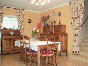 Hebergement Four-Bedroom Holiday Home in Uchaud : photos des chambres
