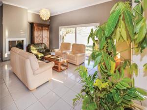 Hebergement Four-Bedroom Holiday Home in Milhaud : photos des chambres