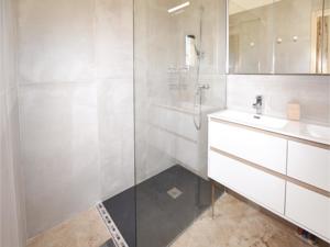 Hebergement Four-Bedroom Holiday Home in Saint Hilaire D'Ozilha : photos des chambres
