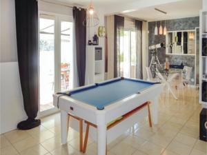 Hebergement Four-Bedroom Holiday Home in Montblanc : photos des chambres