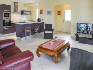 Hebergement Three-Bedroom Holiday Home in Lancon de Provence : photos des chambres