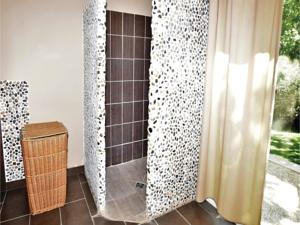Hebergement Five-Bedroom Holiday Home in Grignan : photos des chambres