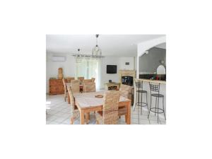 Hebergement Five-Bedroom Holiday Home in Grignan : photos des chambres