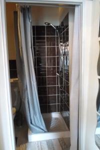 Chambres d'hotes/B&B Chez Vivi : Chambre Double avec Salle de Bains Privative