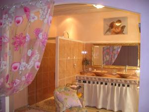 Chambres d'hotes/B&B LES BRUYERES : Chambre Double - Vue sur Piscine