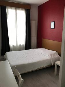 HOTEL MODERNE : Chambre Double avec Toilettes Communes