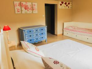 Chambres d'hotes/B&B Domaine de Rochebelle : Chambre Quadruple - Vue sur Piscine 